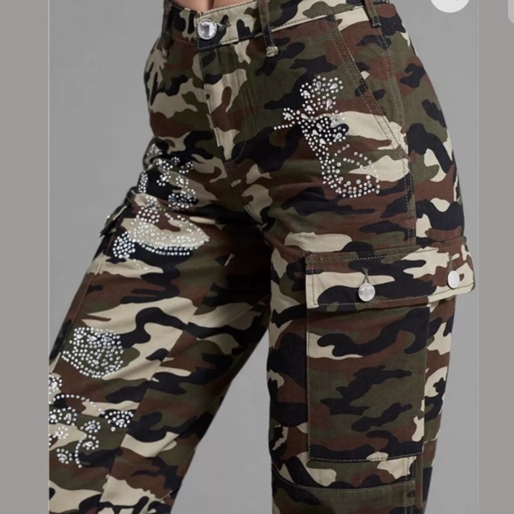 NWOT Venus Camo Embellished Cargo Pants Size 10